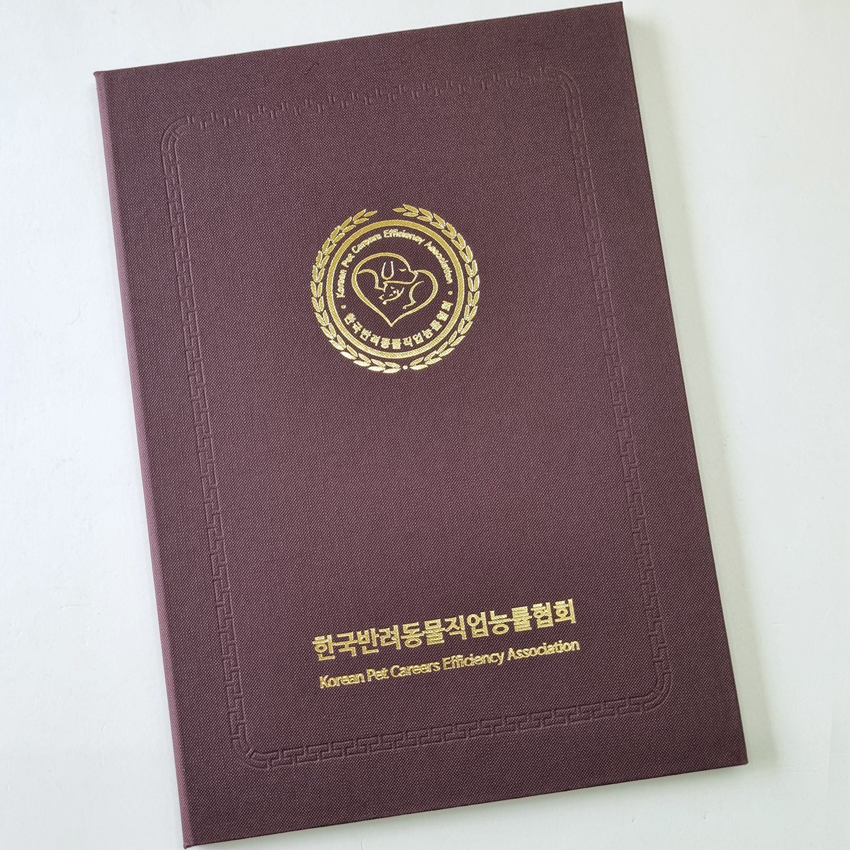다크레드 엠보패턴 상장케이스 세로형 SC000813